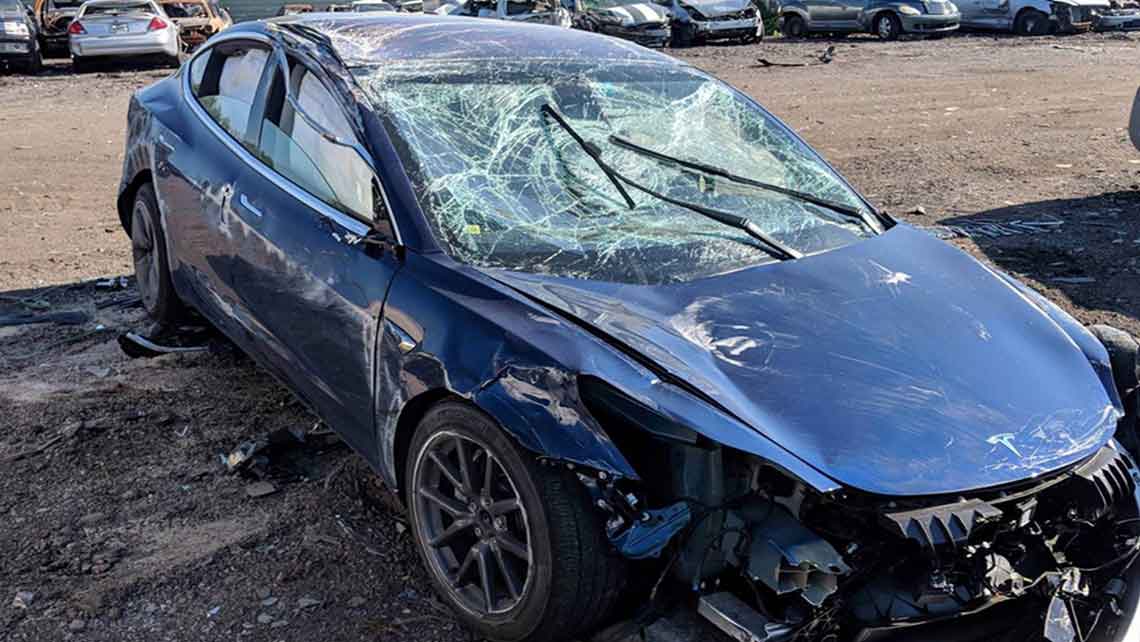 راننده خودروی تسلا مدل ۳ از تصادف شدید جان سالم به در برد